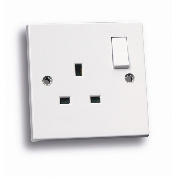 Standard white 1 gang switched socket